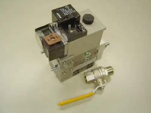 Gasventil der Marke Remeha mit elektrischer Steuerung, montiert auf einer Metallbasis. An einem Ende befindet sich ein Anschluss für eine Leitungsführung.